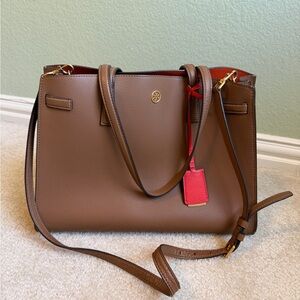 Tory Burch Perry Triple Compartment
Tote Brown Pebbled Leather
Crossbody